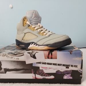 Jordan Men's Gray and Gold Sneakers